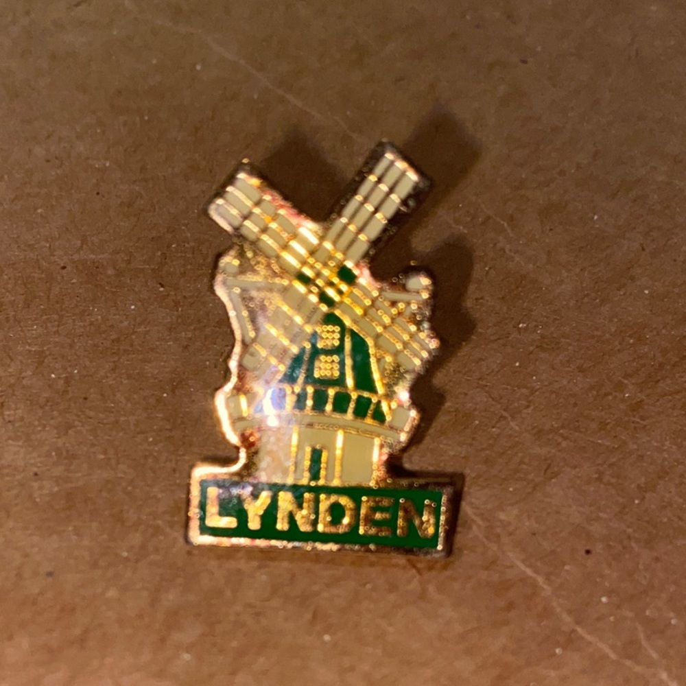 Vintage LYNDEN Washington Dutch Windmill Pin